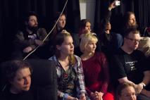 Musiikkiesitystä kuuntelemassa