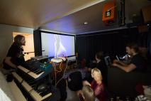 Demoshow'ta katsomassa